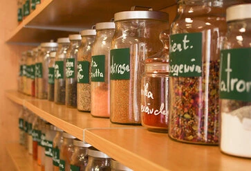 Gewürzgläser im Regal