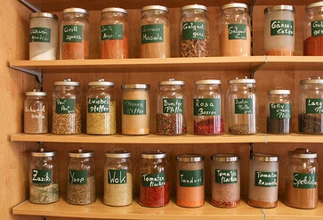 Gewürzgläser im Regal